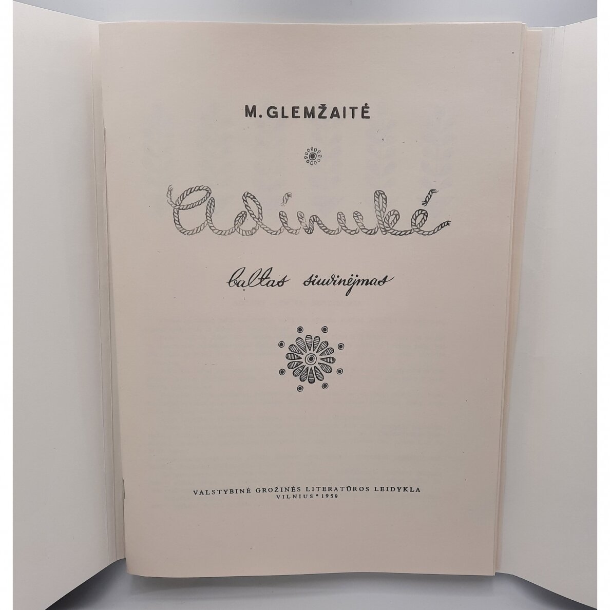 Adinukė : baltas siuvinėjimas 1 Adinukė : baltas siuvinėjimas 1