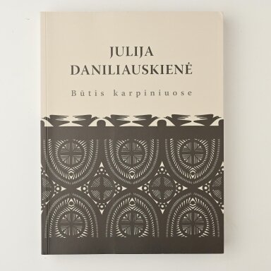 Julija Daniliauskienė : būtis karpiniuose