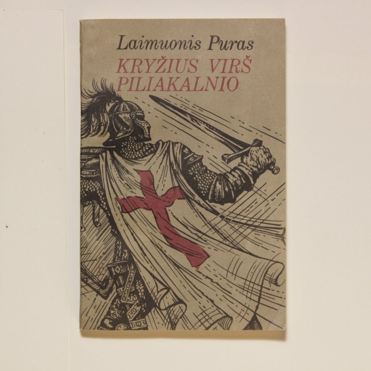 Kryžius virš piliakalnio : [romanas]