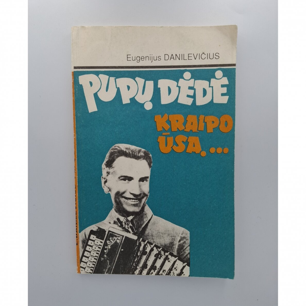 Pupų Dėdė kraipo ūsą ...