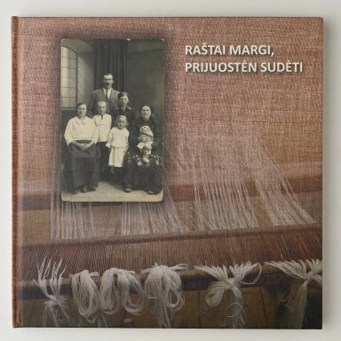 Raštai margi, prijuostėn sudėti