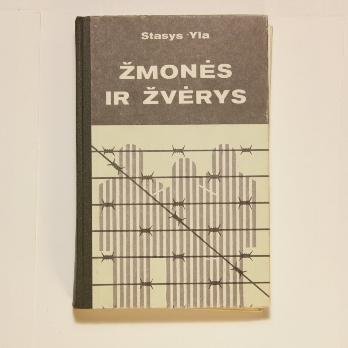 Žmonės ir žvėrys Dievų miške : kaceto pergyvenimai Žmonės ir žvėrys Dievų miške : kaceto pergyvenimai